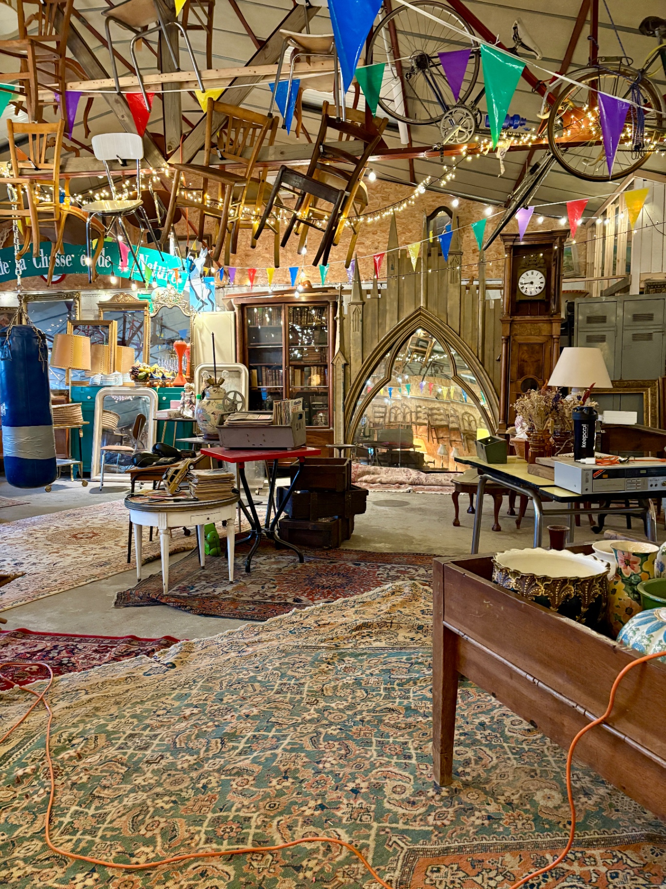 Intérieur brocante avec mobilier ancien et miroir doré